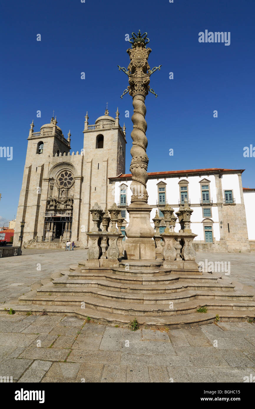 Porto. Portugal. La Sé Catedral y elaboradamente diseñados picota de piedra o Pelourinho. Foto de stock