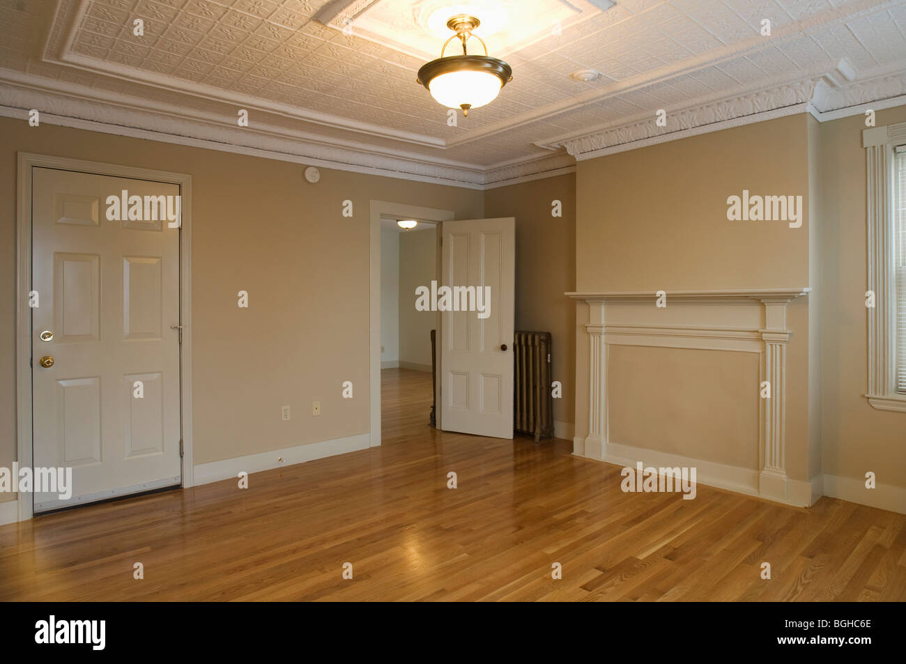 Habitación en apartamento vacío con piso de madera Foto de stock