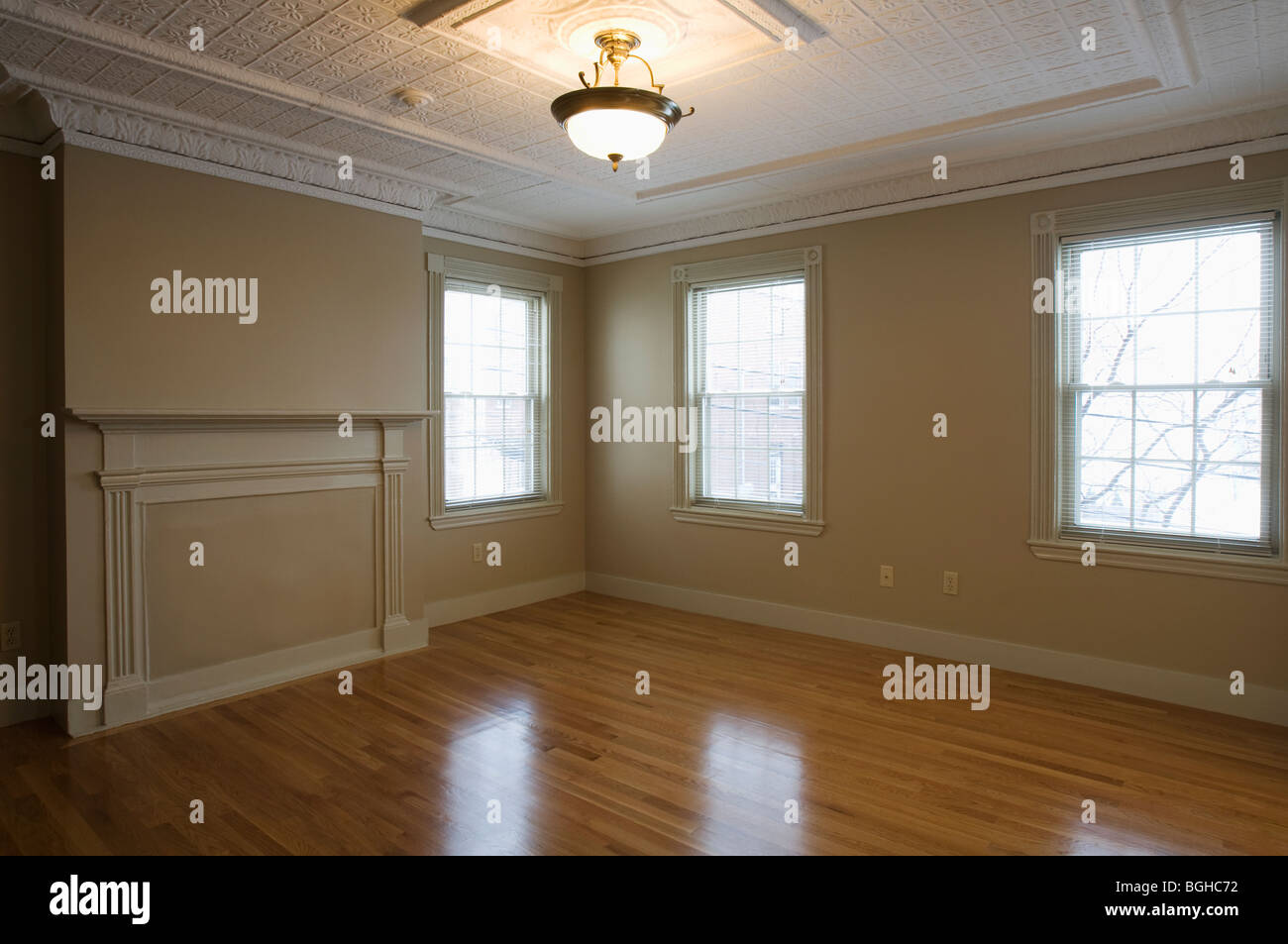 La habitación vacía en el apartamento con piso de madera Foto de stock