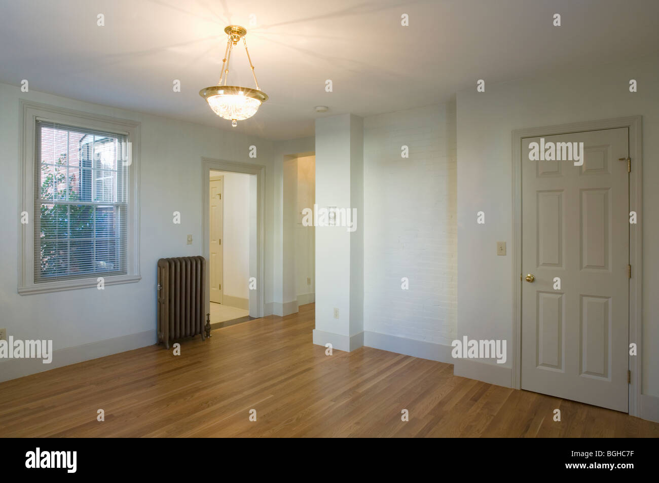 La habitación vacía en el apartamento con piso de madera y calefacción Foto de stock