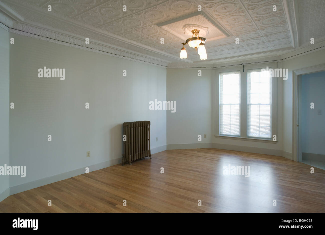 La habitación vacía en el apartamento con piso de madera y calefacción Foto de stock