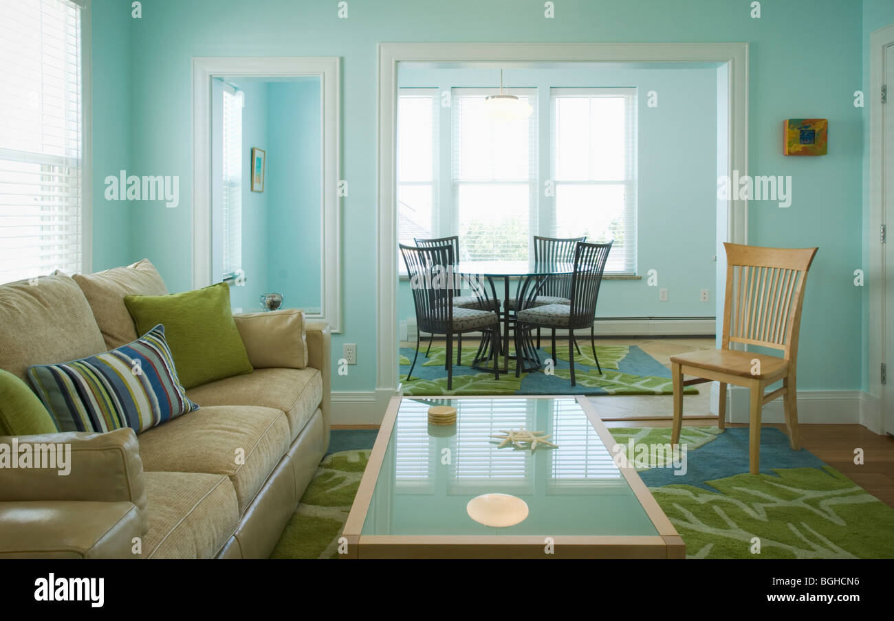 Azul y verde, salón con rincón comedor Foto de stock