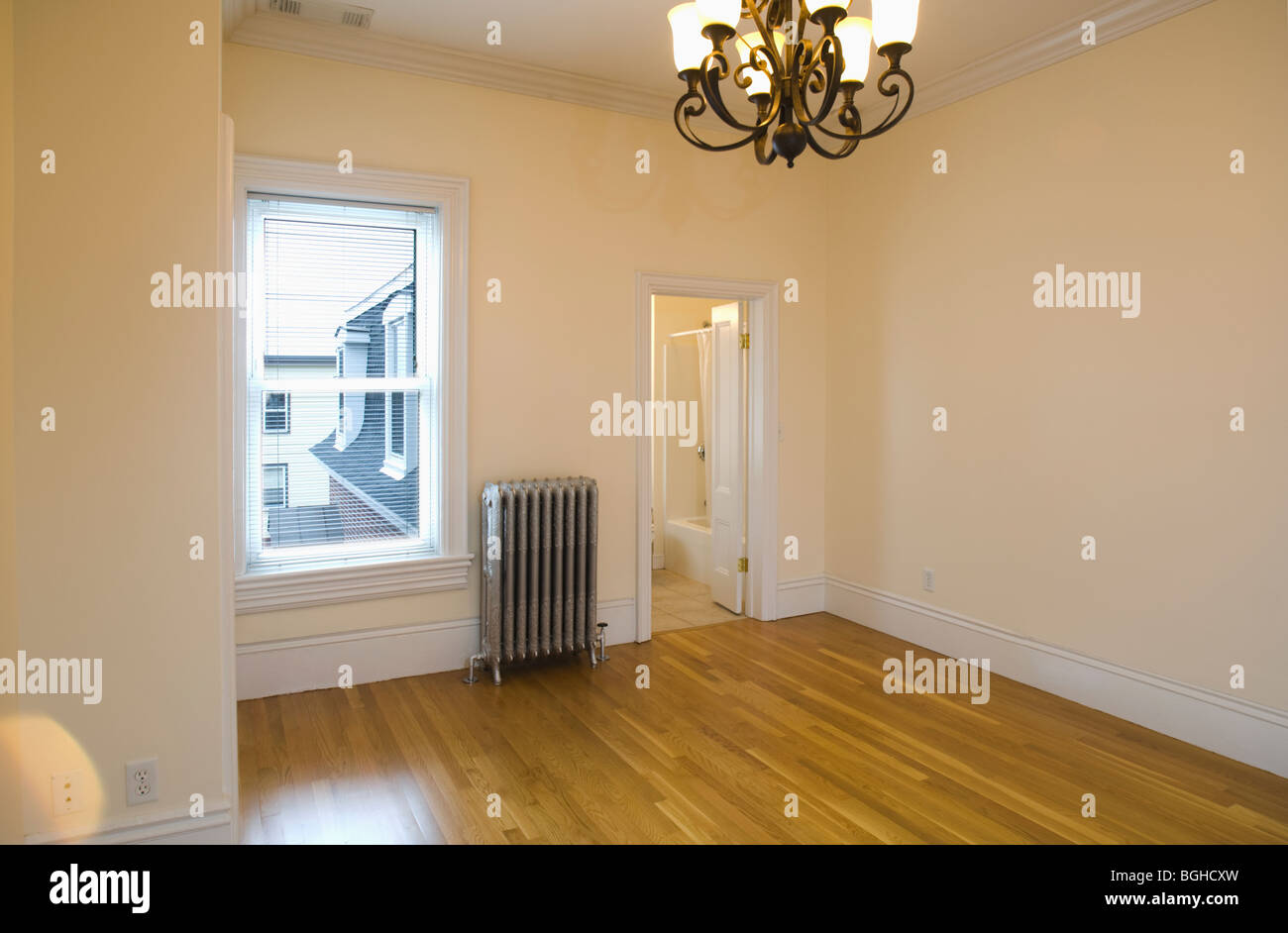 La habitación vacía en el apartamento con piso de madera y calefacción Foto de stock