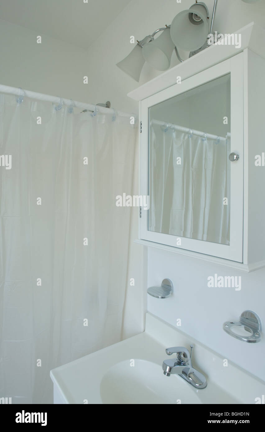 Lavabo blanco botiquín y la cortina de la ducha Foto de stock