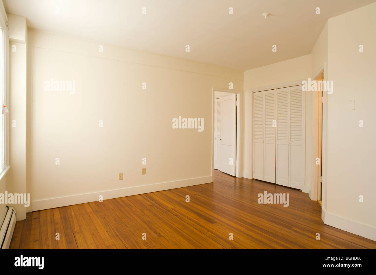 La habitación vacía en el apartamento con piso de madera Foto de stock