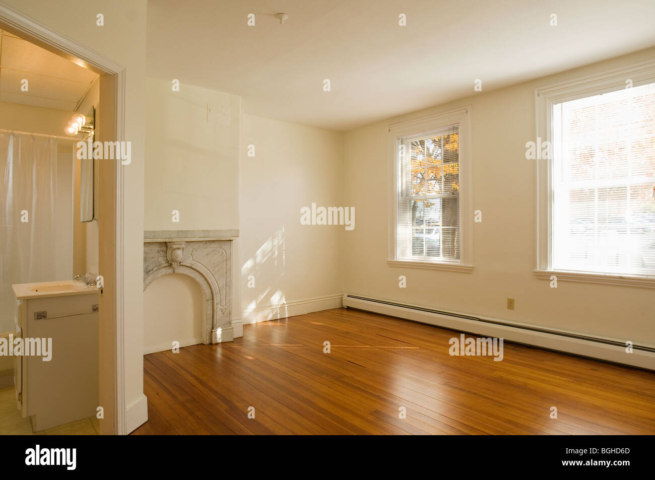 La habitación vacía en el apartamento con piso de madera Foto de stock