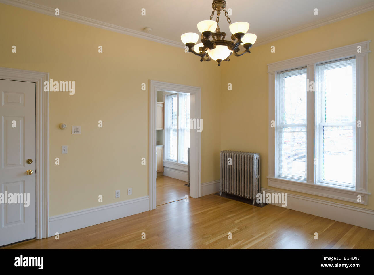 La habitación vacía en el apartamento con piso de madera y calefacción Foto de stock