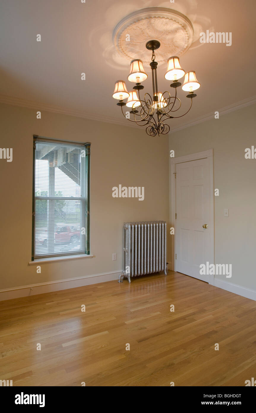 La habitación vacía en el apartamento con piso de madera Foto de stock