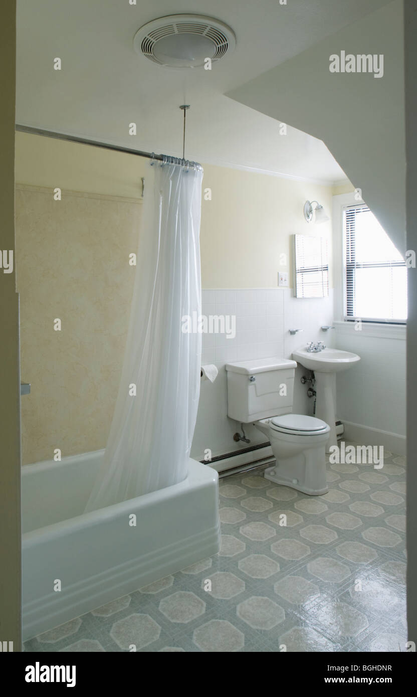 Pequeño cuarto de baño tradicional con suelos de linóleo Foto de stock