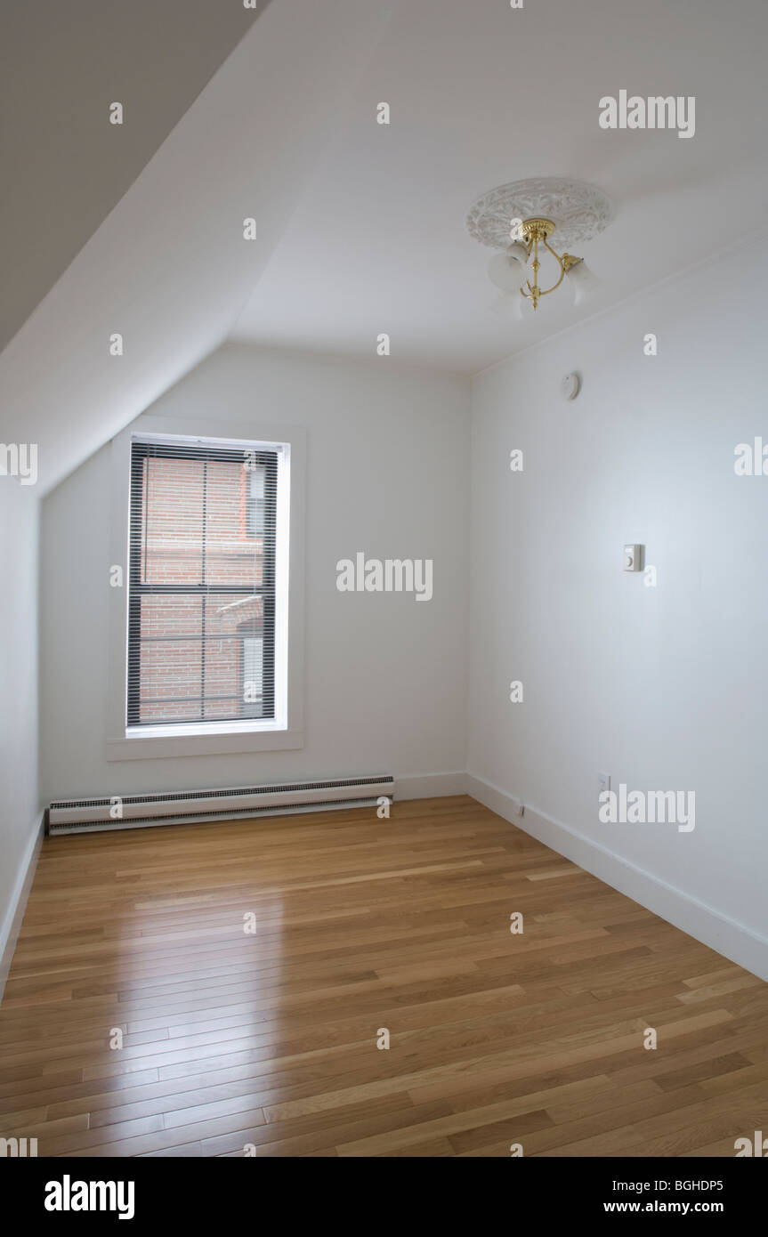 La habitación vacía en el apartamento con piso de madera Foto de stock