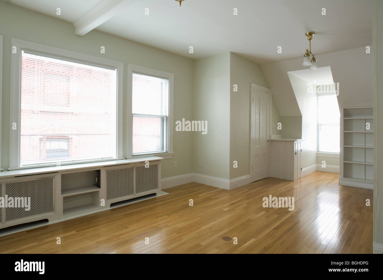 La habitación vacía en el apartamento con piso de madera Foto de stock