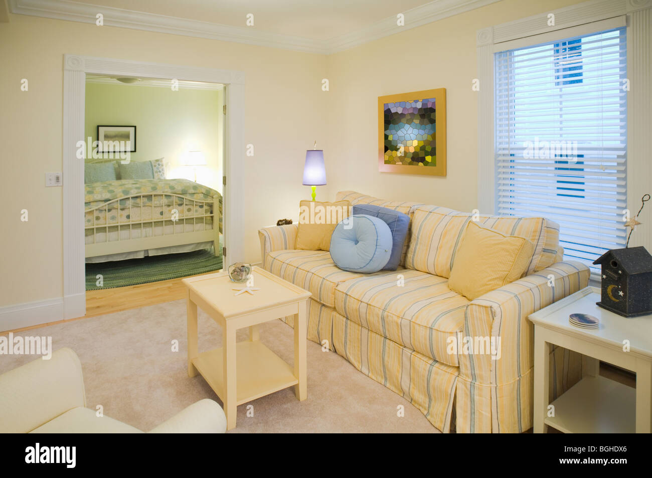 Salón fuera del dormitorio en apartamento inicio Foto de stock