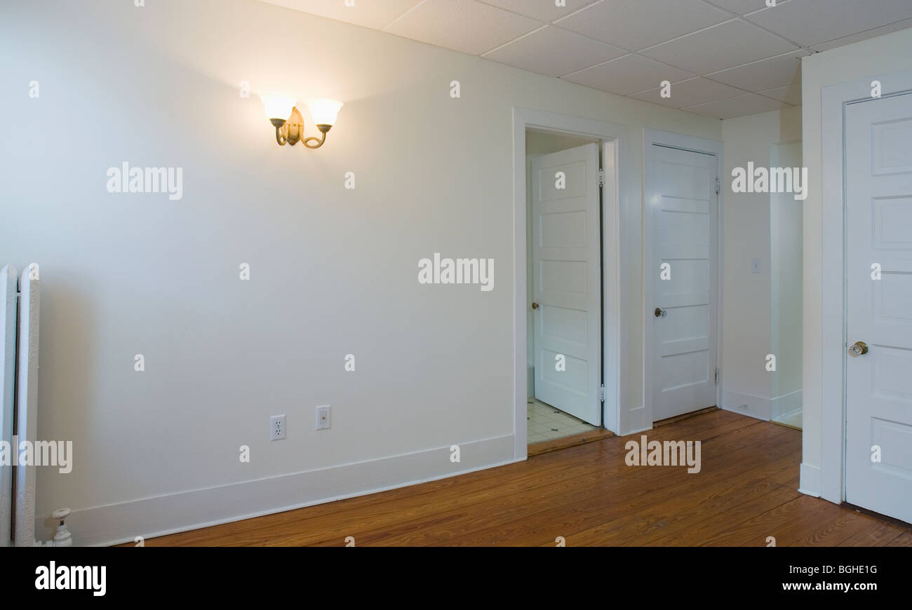 La habitación vacía en el apartamento con piso de madera Foto de stock