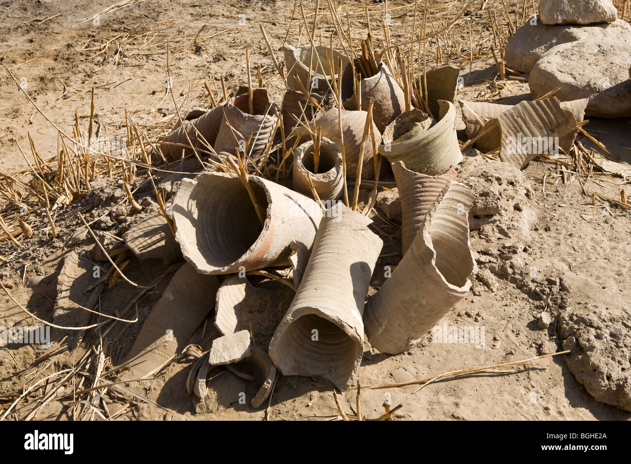 Antiguas vasijas rotas en el suelo en la vegetación, en el templo de Montu  en Tod, Valle del Nilo, al sur de Luxor, Egipto Fotografía de stock - Alamy