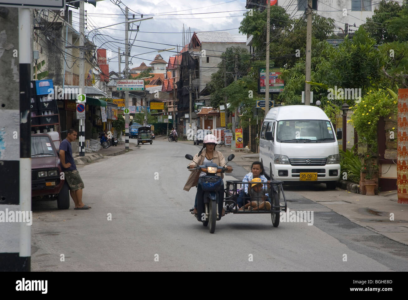 Calle típica escena en Chiang Mai, Tailandia Foto de stock