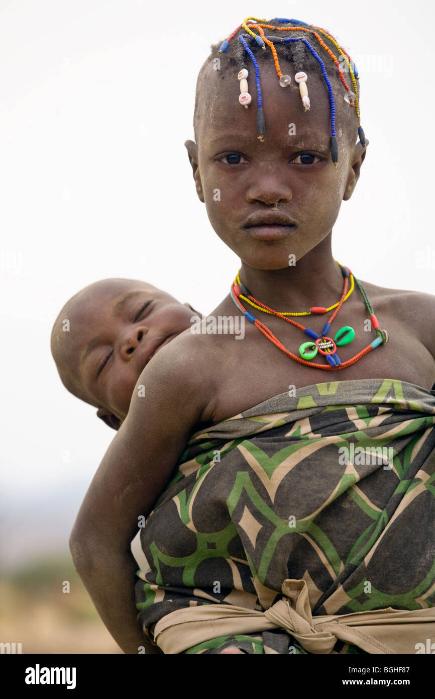 Los niños de la tribu Owambo, norte de Namibia Foto de stock