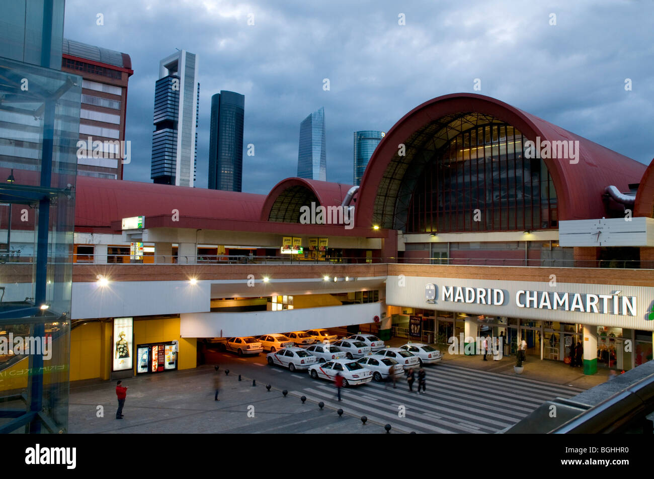 La estación de ferrocarril de Chamartín y cuatro torres, vista nocturna