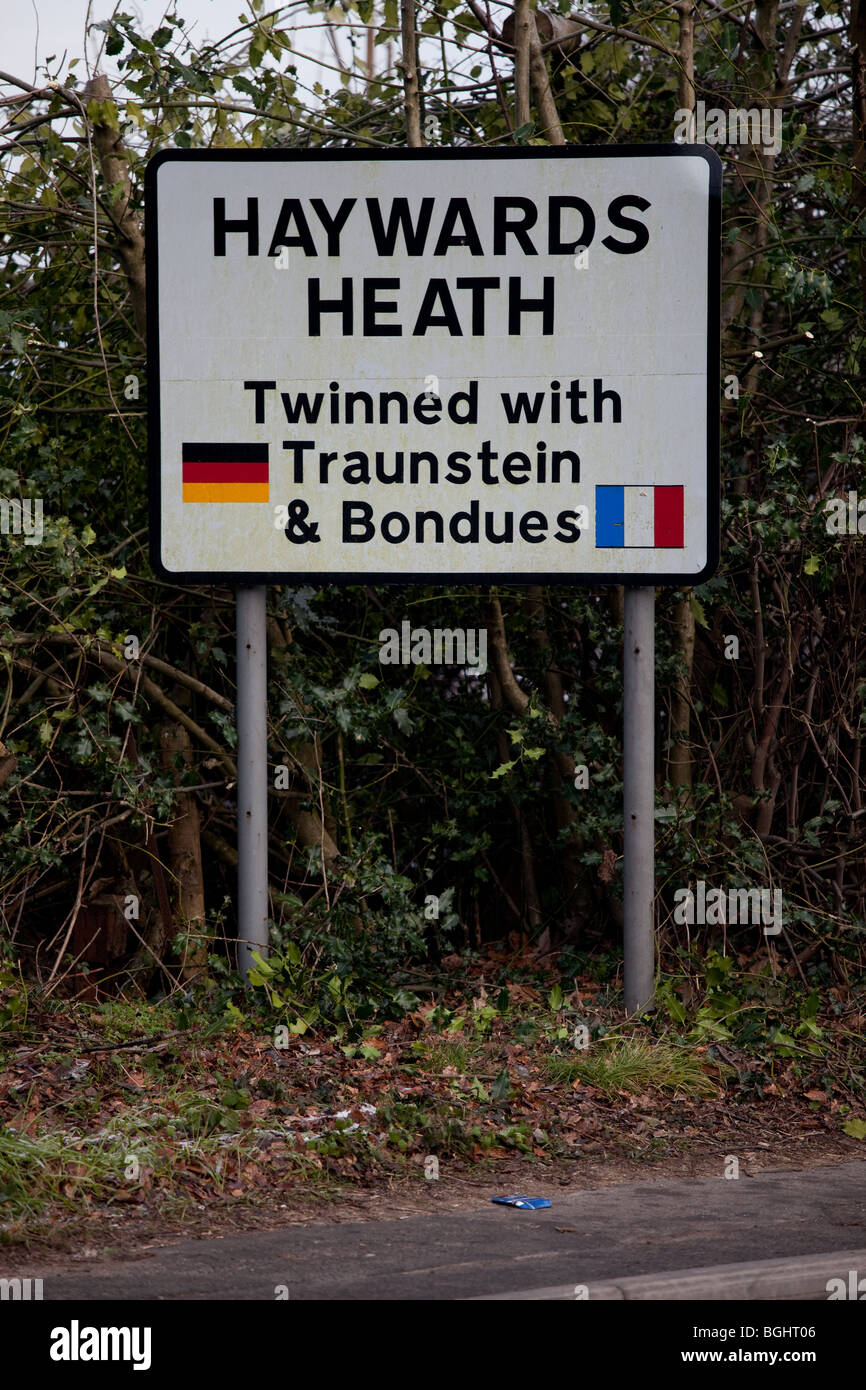 Un cartel que indica el límite de la ciudad de Sussex Haywards Heath, que está hermanada con Traunstein y Bondues Foto de stock