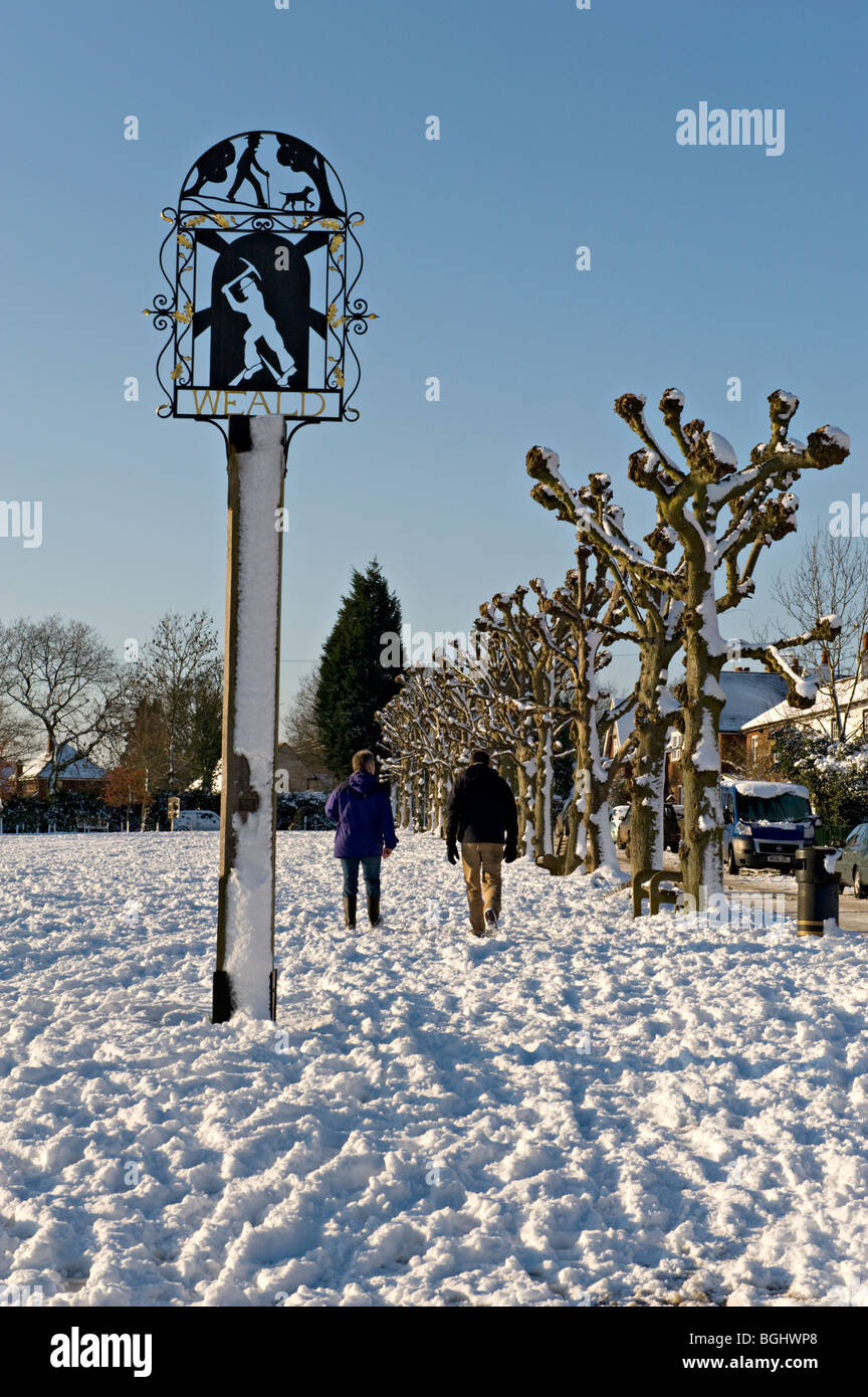 Weald village, Kent, UK tras las nevadas Foto de stock