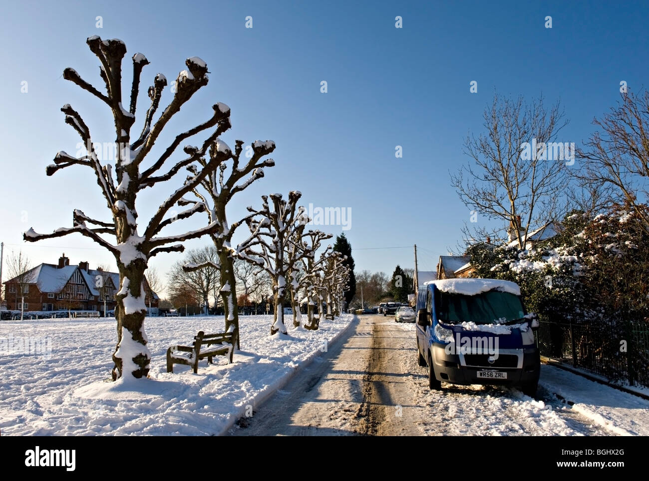 Weald village, Kent, UK tras las nevadas Foto de stock