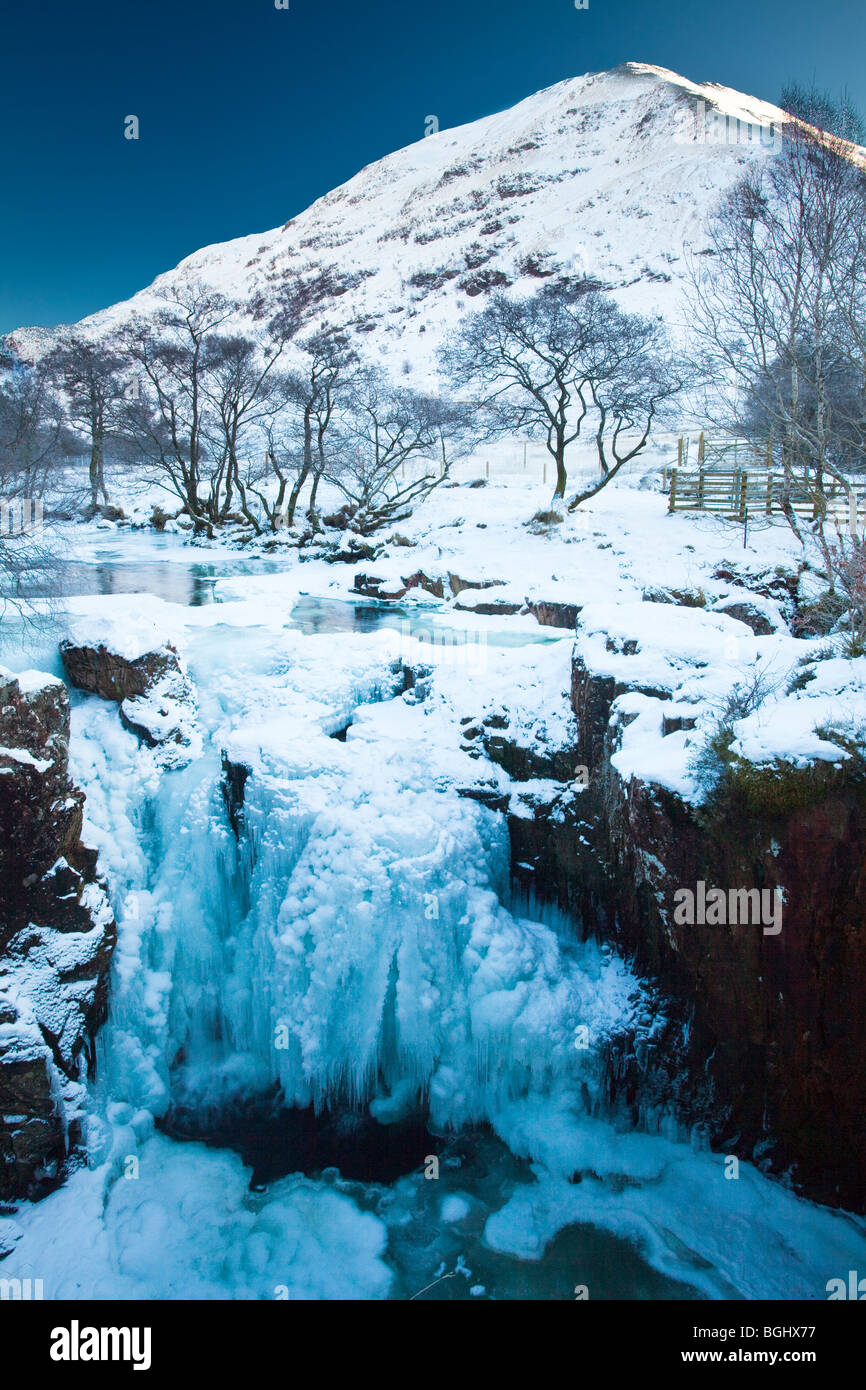Escocia, en las Tierras Altas de Escocia, Glen Nevis. El congelado Lower Falls encuentra Glen Nevis bajo la sombra de Ben Nevis. Foto de stock