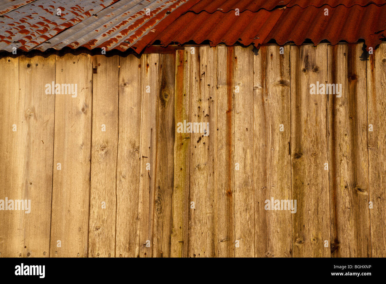 Madera desgastada y hierro corrougated hut Foto de stock