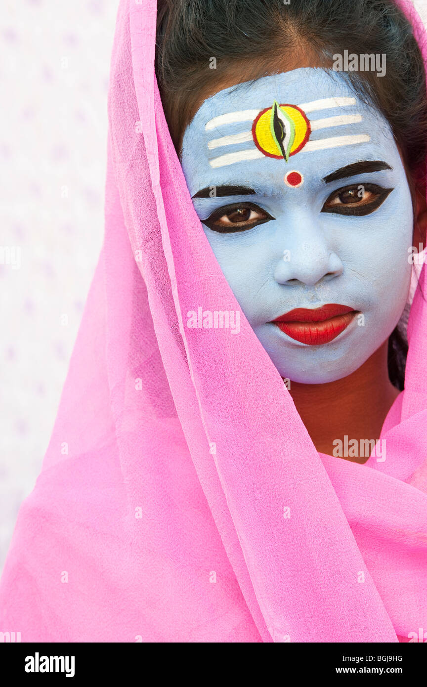 Niña india con la cara pintada, como el dios hindú Shiva. La India Foto de stock