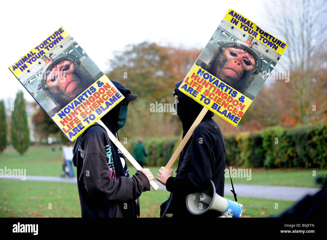 Los derechos de los animales los manifestantes en una demo en Horsham contra Novartis y Huntington Life Sciences Foto de stock