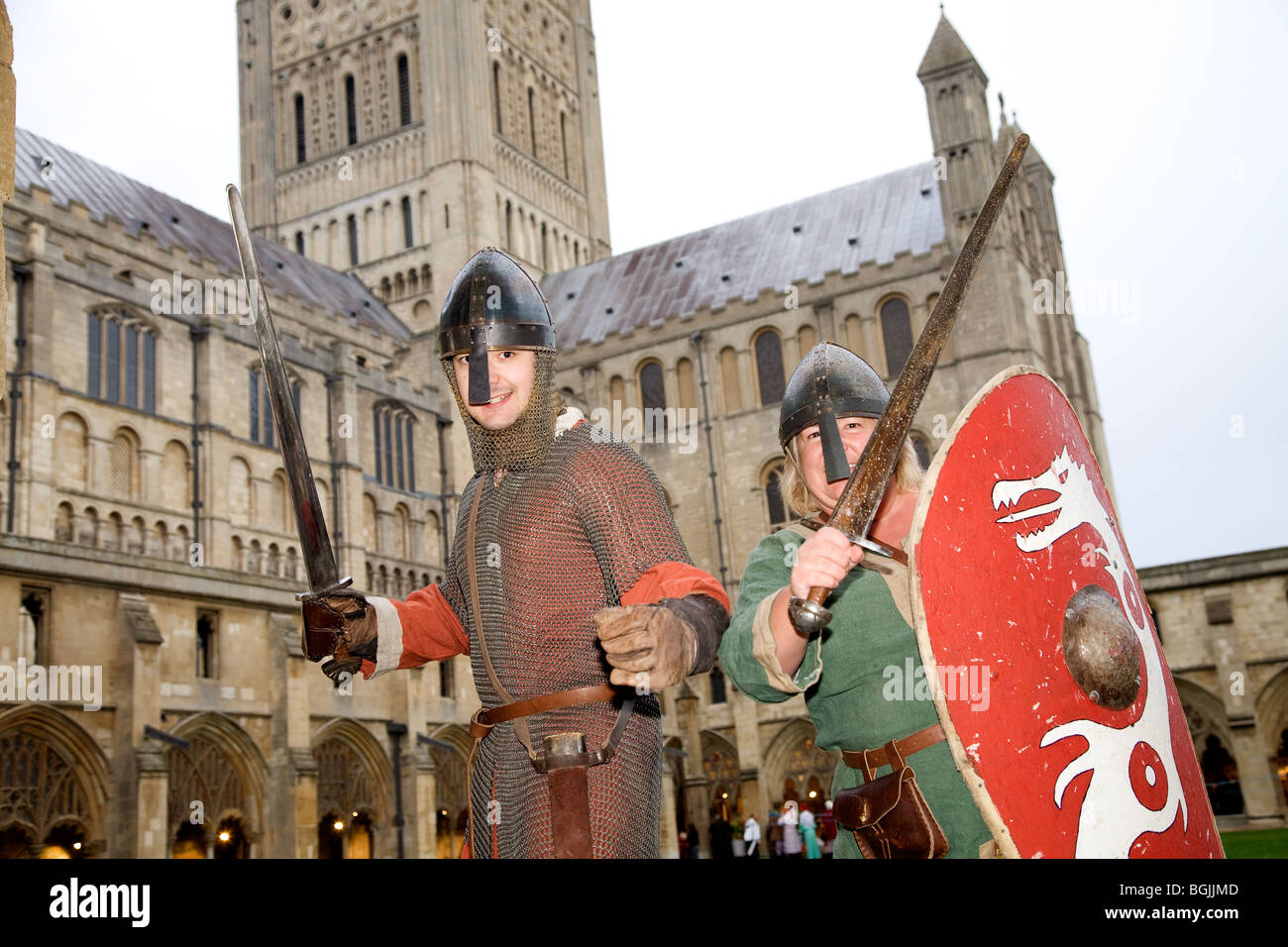 Miembros de anglosajón Ormswald nueva promulgación de la sociedad en la catedral de Norwich Foto de stock