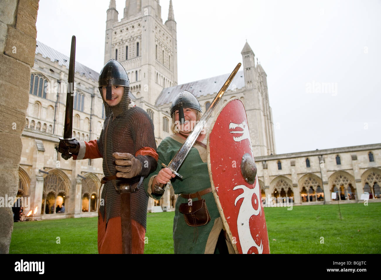 Miembros de anglosajón Ormswald nueva promulgación de la sociedad en la catedral de Norwich Foto de stock