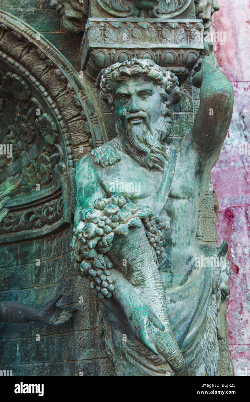 Esculpida figura sosteniendo cornucopia o cuerno de la abundancia Foto de stock