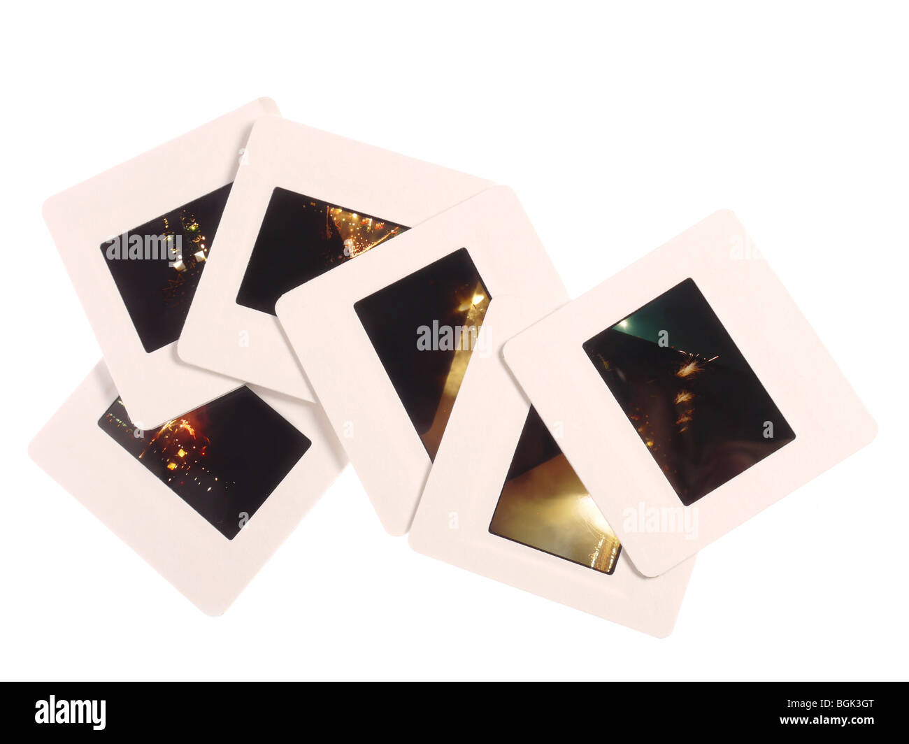 Esparcidas diapositivas de 35 mm con bordes blancos rodada en blanco Foto de stock
