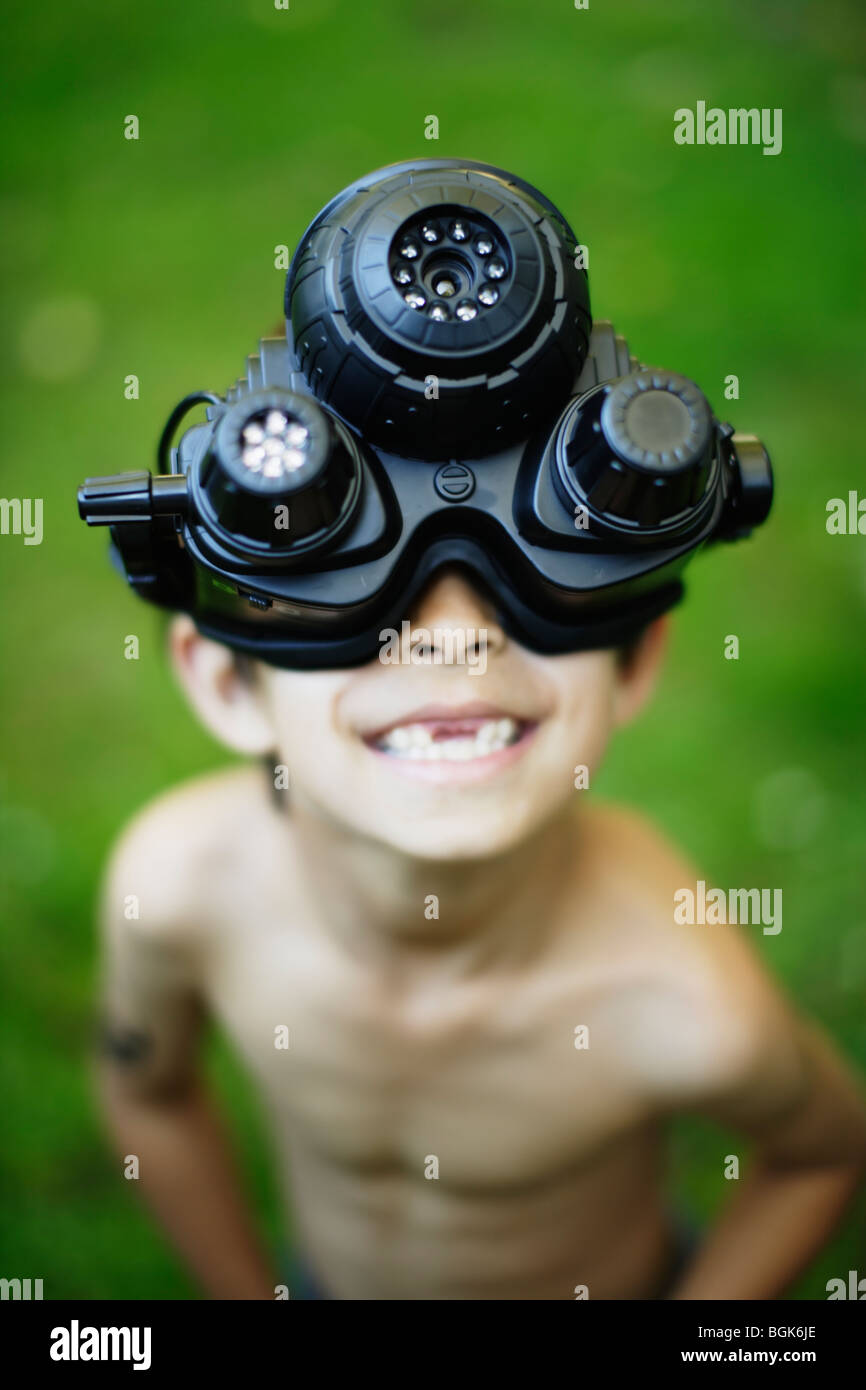 Dispositivo de visión nocturna conectado al casco. Un dispositivo especial  para observar en la oscuridad. Equipo para las fuerzas militares,  policiales y especiales Fotografía de stock - Alamy