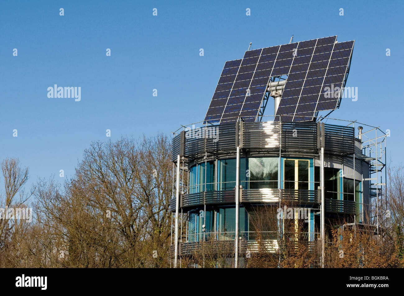 Con techo solar, el sistema ecológico del distrito de Vauban en Friburgo, Baden-Wuerttemberg, Alemania, Europa Foto de stock