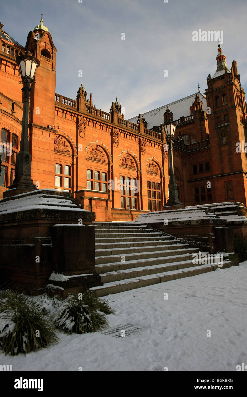 Galería de Arte y Museo Kelvingrove en Glasgow, Escocia, bañado por el sol de invierno Foto de stock