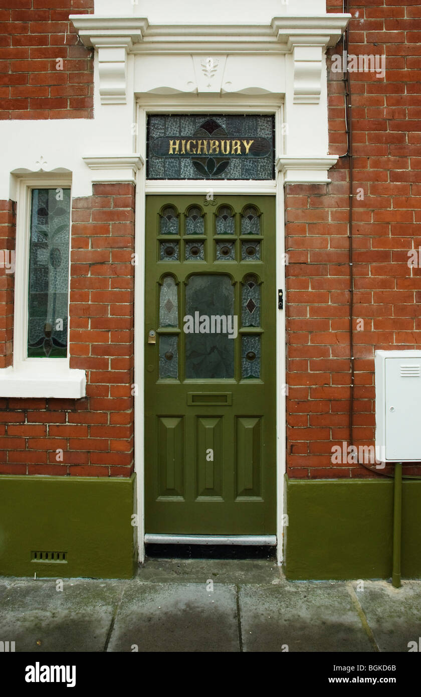 Puerta delantera victoriana con vidrieras y nombre - Highbury Foto de stock