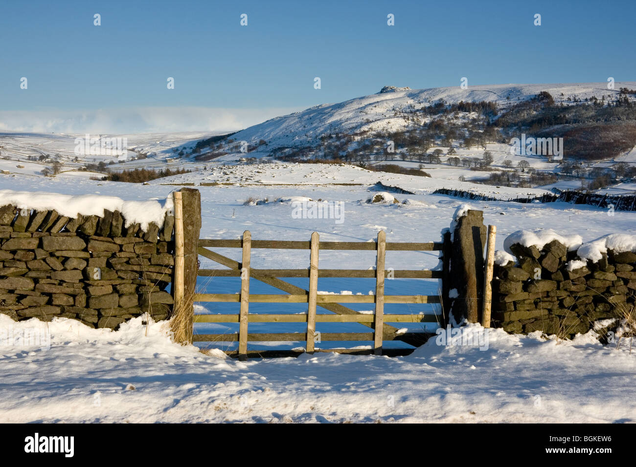 Una vista invernal de Simon del asiento, cerca de la aldea de Drebley, cerca de Bolton Abbey en Upper Wharfedale, North Yorkshire Foto de stock