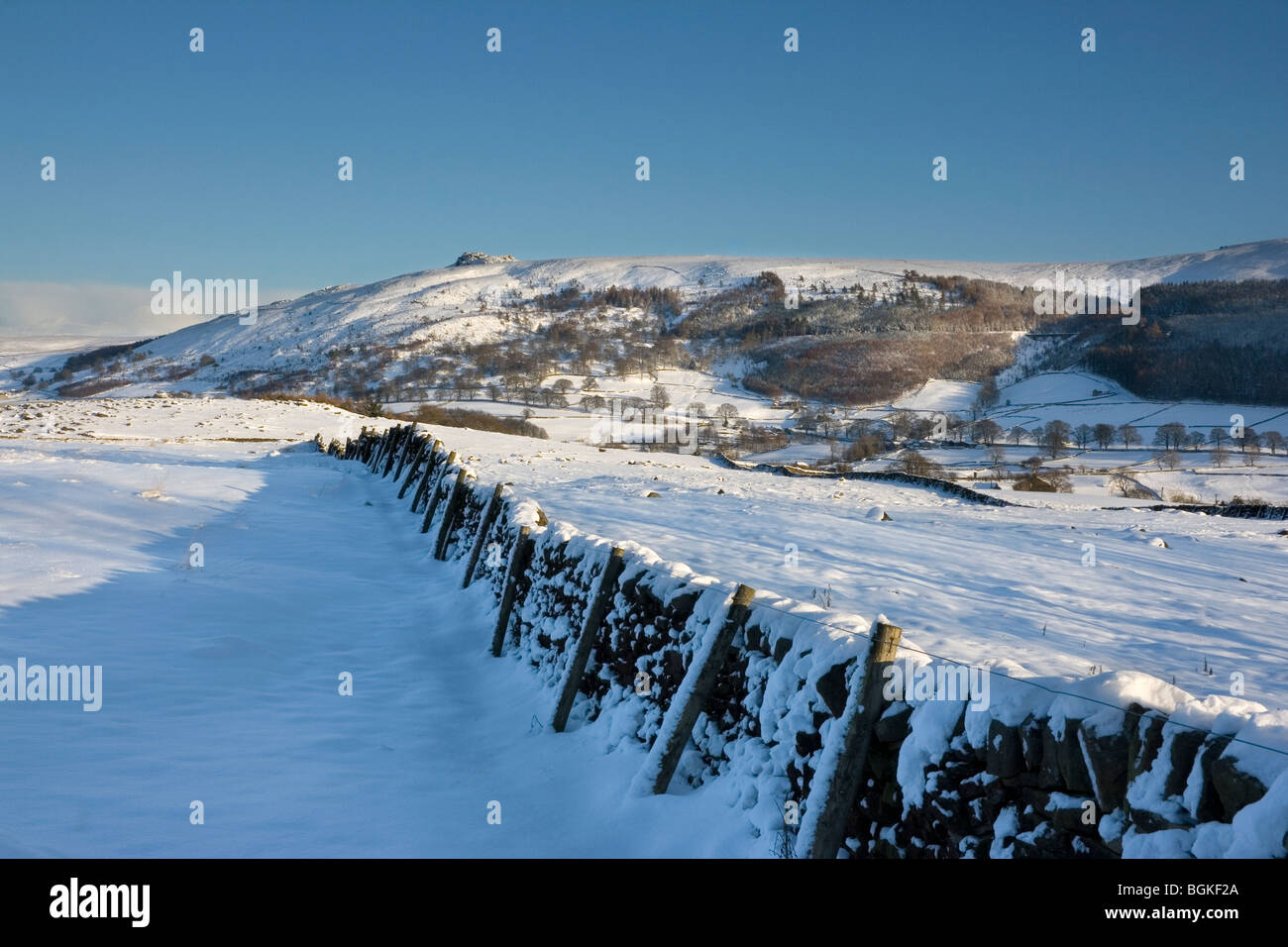 Una vista invernal de Simon del asiento, cerca de la aldea de Drebley, cerca de Bolton Abbey en Upper Wharfedale, North Yorkshire Foto de stock