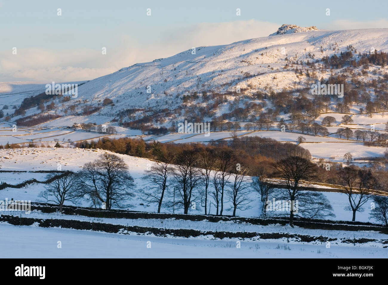 Una vista invernal de Simon del asiento, cerca de la aldea de Drebley, cerca de Bolton Abbey en Upper Wharfedale, North Yorkshire Foto de stock