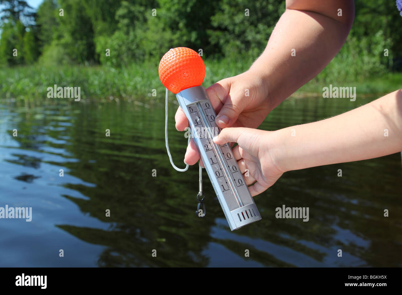 Asideros baño termómetro para medir la temperatura del agua para el bebé  Fotografía de stock - Alamy