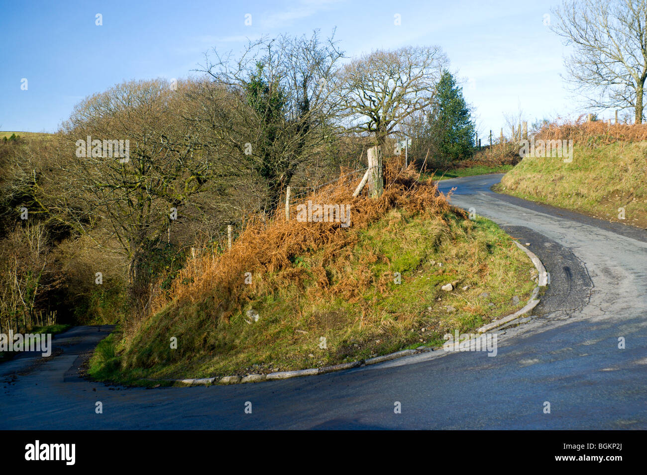 Curva cerrada en carretera a gelliwion cerca de pontypridd South Wales valles uk Foto de stock