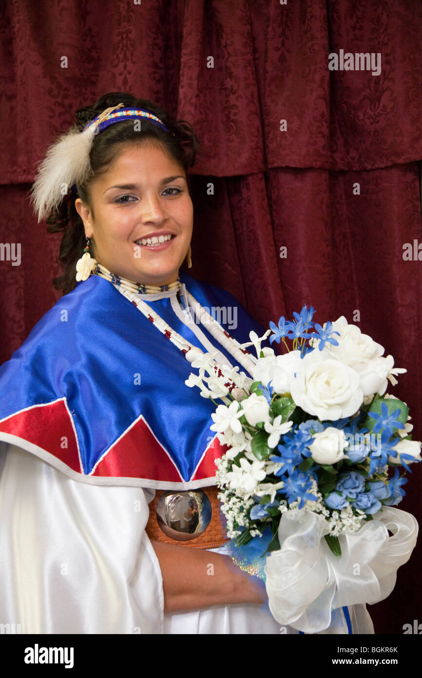 Novia tradicional de la tribu Klamath en el día de su boda en la Iglesia de la Misión india Williamson en Chiloquin, Oregón Foto de stock