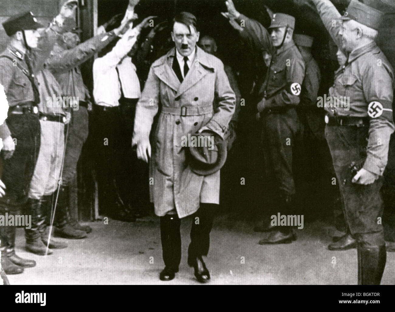 ADOLF Hitler - líder nazi alemana es saludada por camisas pardas a la  derecha Fotografía de stock - Alamy