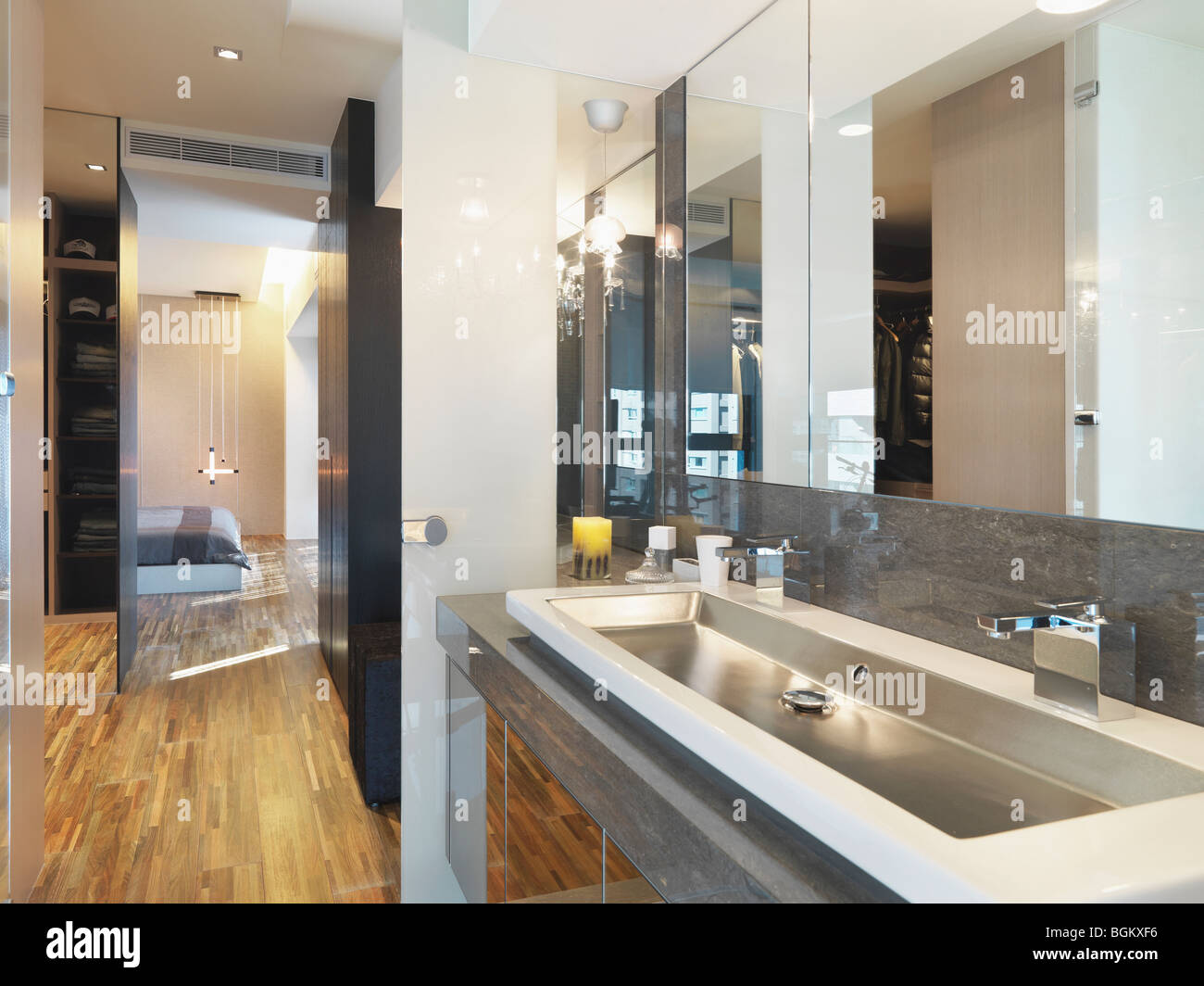 Gran lavabo con dos llaves Fotografía de stock - Alamy