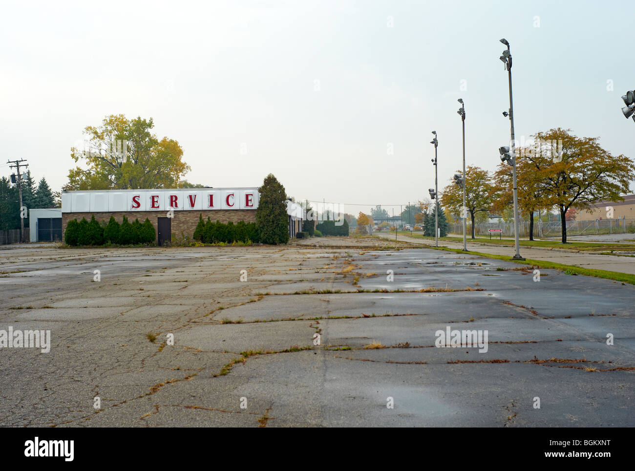 Concesionario de autos abandonados con lote vacío, Warren, MI. Foto de stock