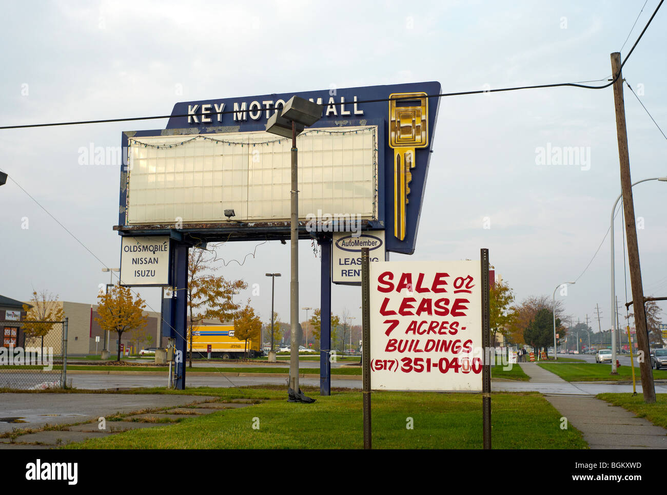 Concesionario de autos abandonados con lote vacío, Warren, MI. Foto de stock