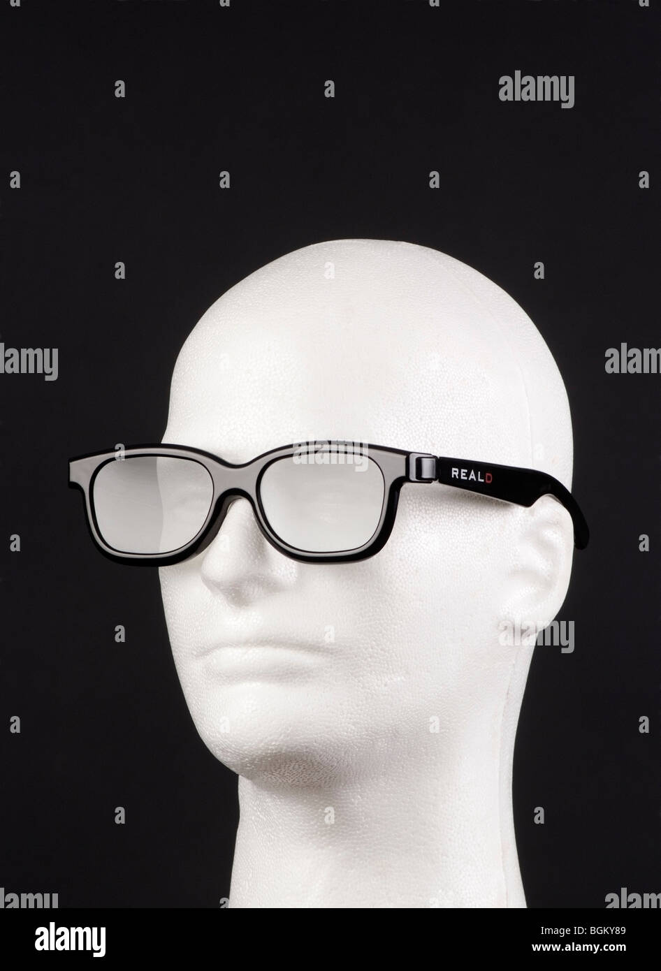 D Real cine 3D gafas sobre un maniquí. Gafas D Real es el mundo más  ampliamente utilizado para ver películas en 3D Fotografía de stock - Alamy