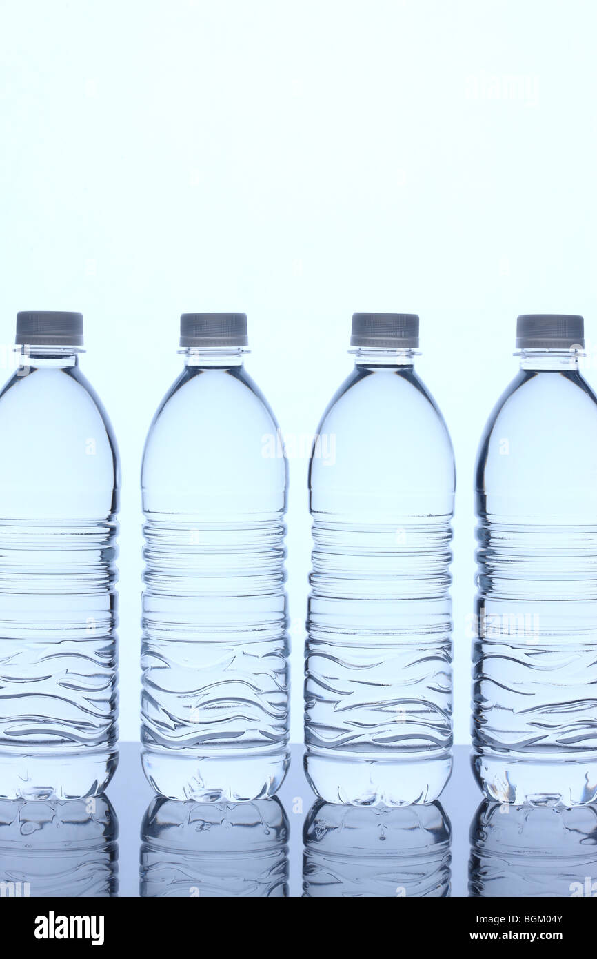 Botellas de agua en la fila Foto de stock