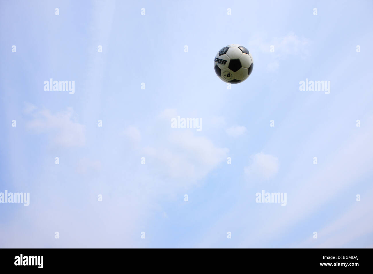 Pelota de futbol en el aire fotografías e imágenes de alta resolución -  Alamy