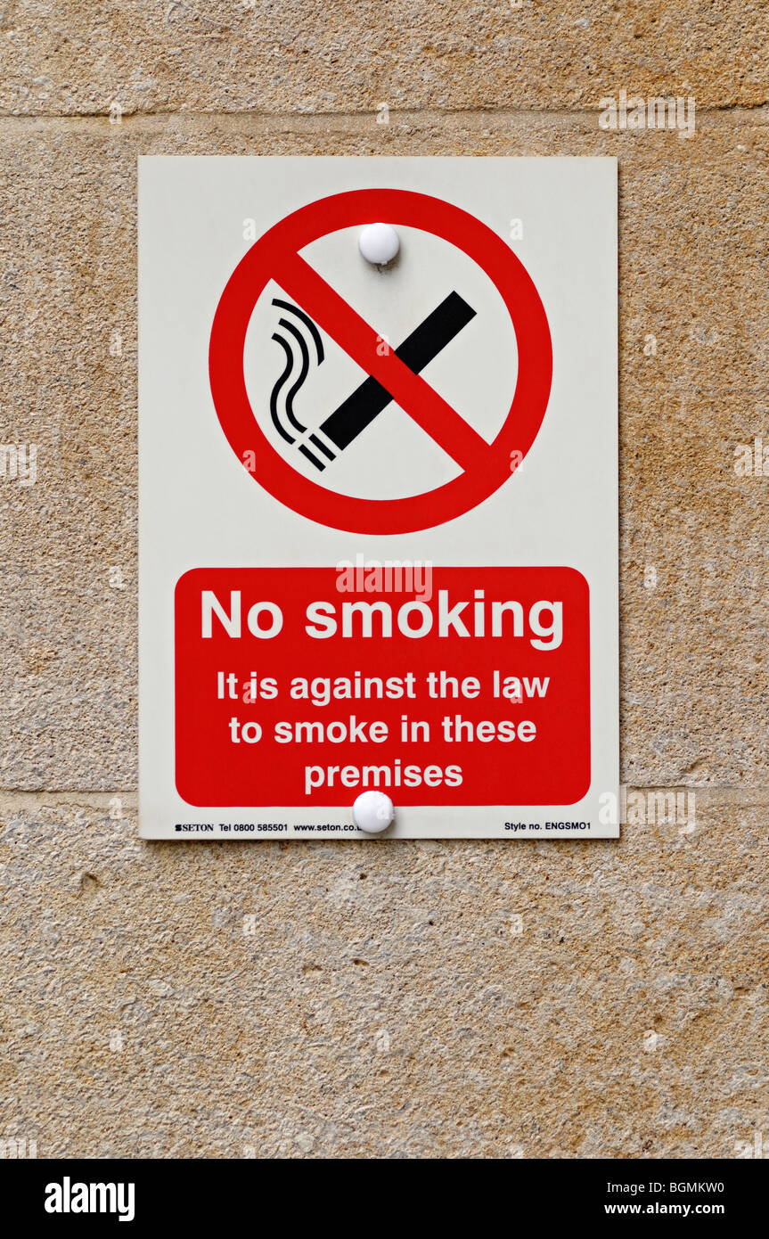 Señales de prohibido fumar en la entrada de un edificio público, Reino Unido. Foto de stock